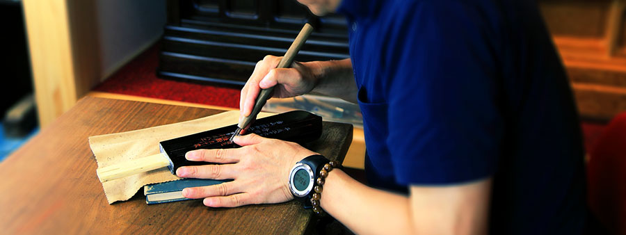 手彫りのお位牌。愛する方のご戒名一文字一文字に、真心を込めて･･･